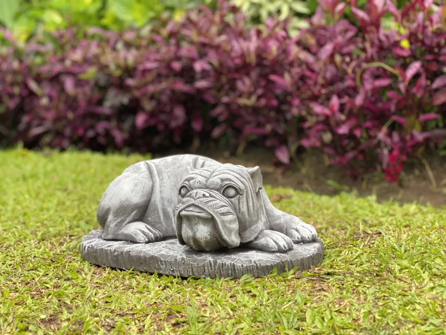 Artikelbild 8 des Artikels “Spike - Liegende Bulldogge auf Sockel, 38 cm L | Steinguss “